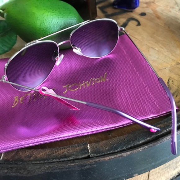 BETSEY JOHNSON Silver Signature UV Sunglasses 5 - Picture 5 of 6